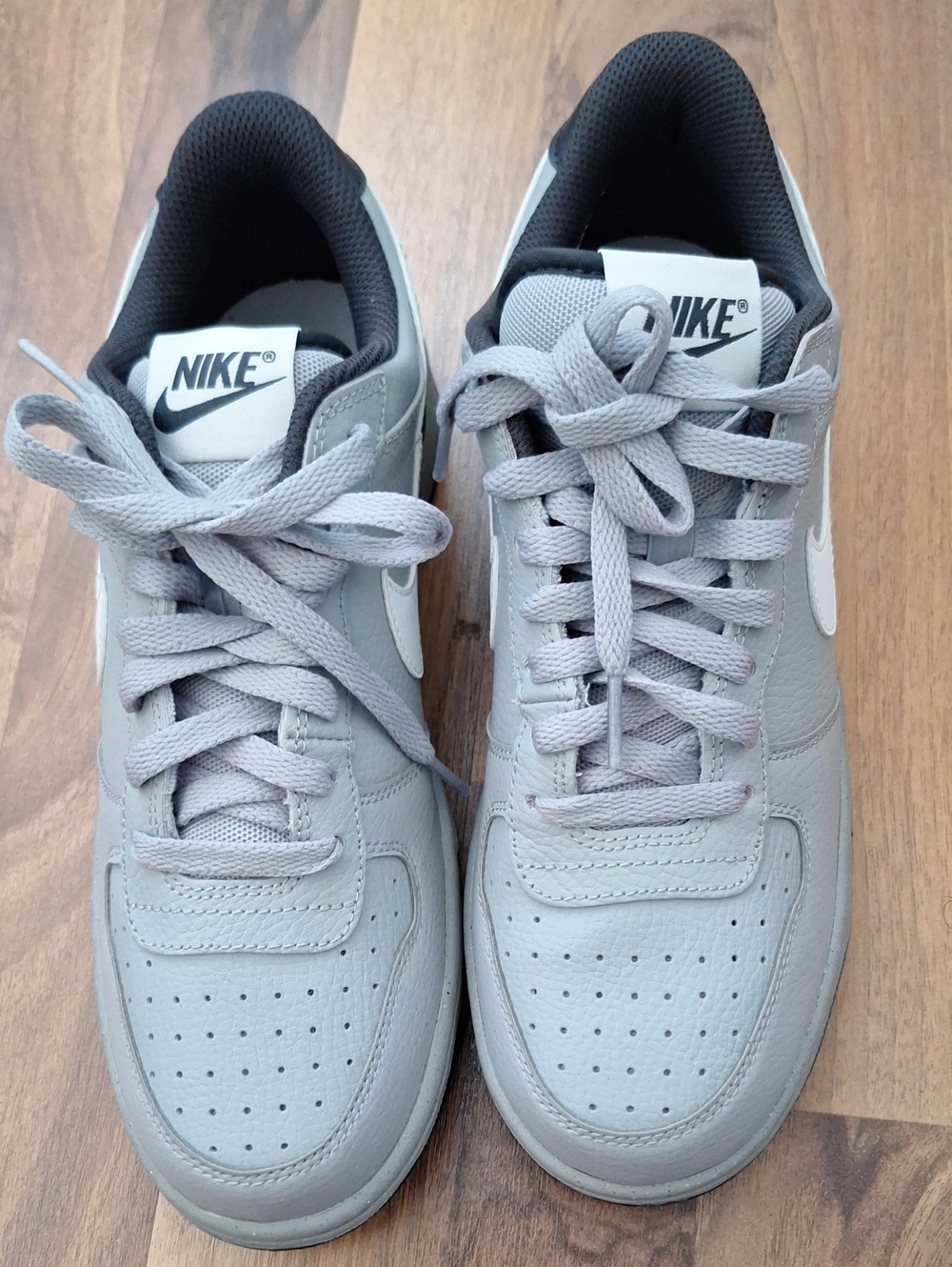 Nike Men's Light Gray Low-Top Sneakers with White Swoosh